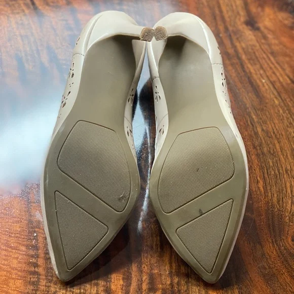 Gently Used Lauren Conrad pumps size 8 - Picture 3 of 10